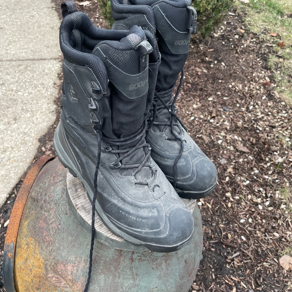 New Columbia boots worn once 11.5